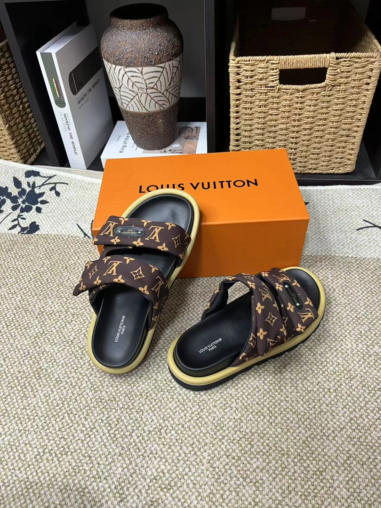 P340 yuan LV Louis Vuitton Full of high-end feel! A popular model among bloggers at home and abroad, it’s retro and fashionable, and looks stunning on your feet! Mainly recommended model on the official website★ ━━━━━ ЅᏇєєt ━━━━━ ▪️Upper: original calfskin ➕5D printing process ▪️Inner: imported mixed sheepskin ▪️Outsole: original molded foam outsole ▪️Size: Female 35-40 Men's 39-44 (women's 41 men's 45)